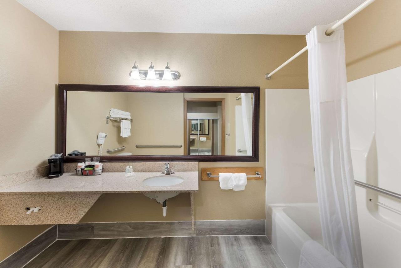 Quality Inn Upper Sandusky Esterno foto