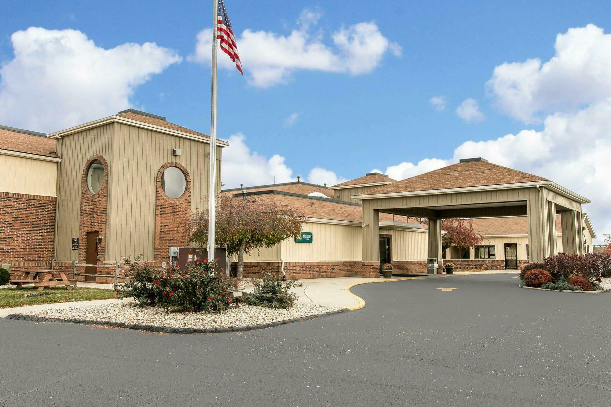Quality Inn Upper Sandusky Esterno foto